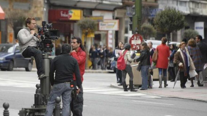 El equipo de rodaje de &#039;Invasor&#039; graba unas escenas, ayer en Alfredo Vicenti. / fran martínez