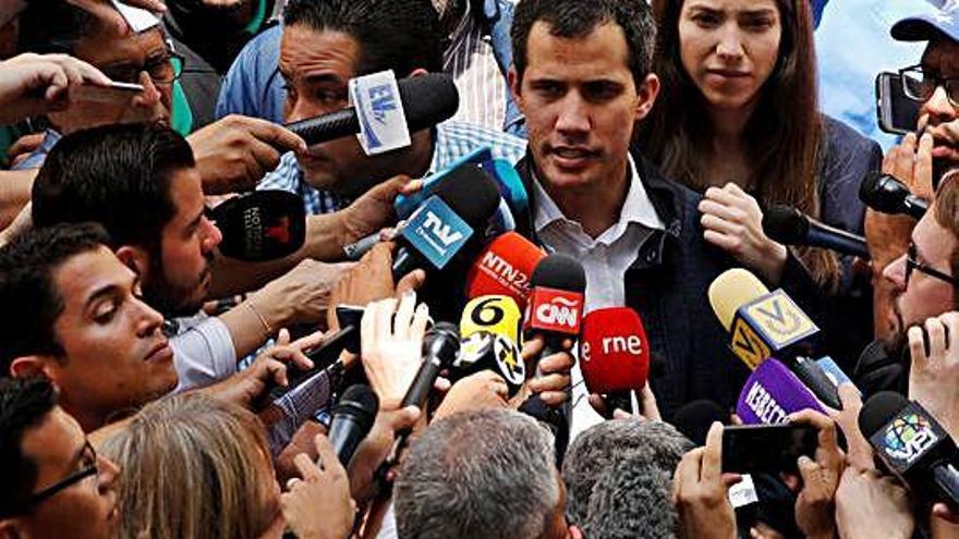 Guaidó parla amb els mitjans de comunicació acompanyat per la seva dona