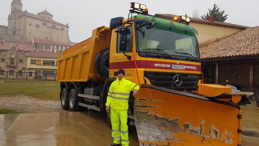 Orihuela del Tremedal. Pascual es el conductor de la quitanieves de la Diputación de Teruel. | SERVICIO ESPECIAL