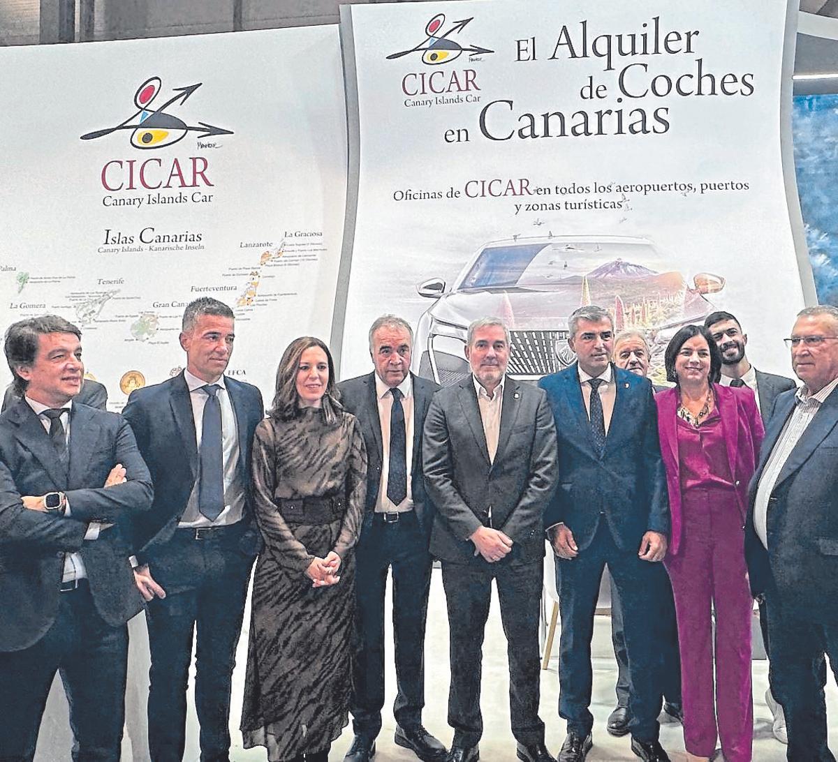 Foto de autoridades en el stand de Fitur