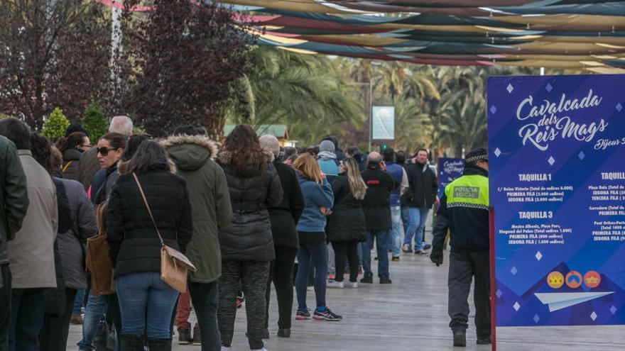 Una imagen de la colas registradas el año pasado en la Plaça de Baix