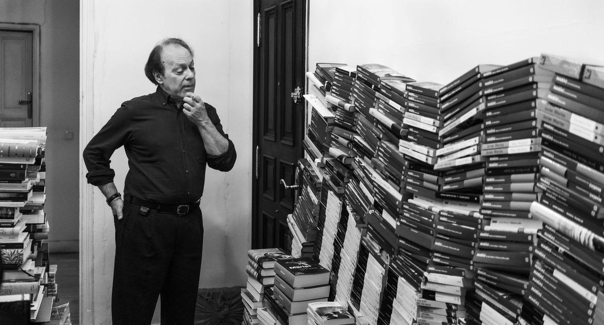 Javier Marías, abrumado por sus propios libros.