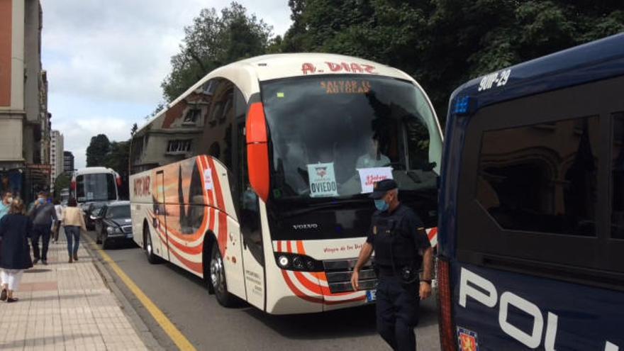 Las empresas de autobuses turísticos y escolares salen a la calle para exigir ayudas