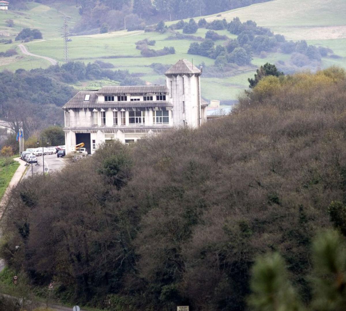 Vista del bosque de Nubledo con el consistorio de Corvera, al fondo.  | MIKI LÓPEZ