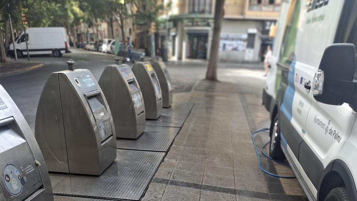 Contenedores soterrados en la plaza de Pere Garau.