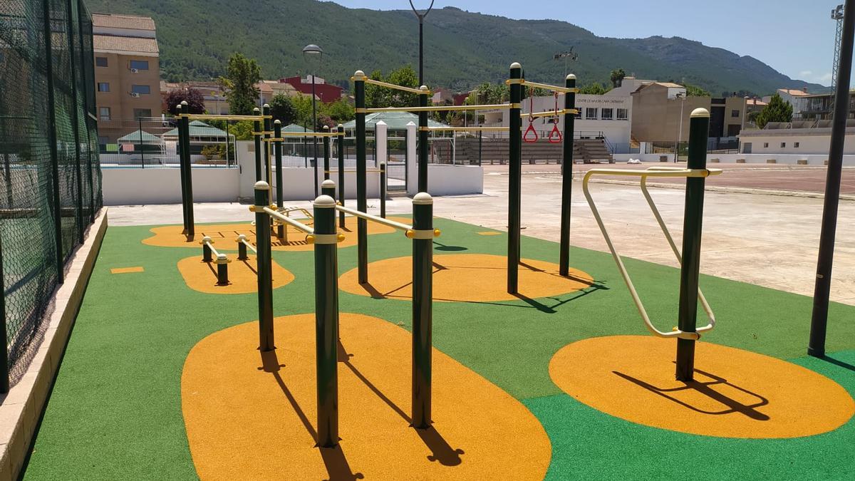 Nuevo espacio de calistenia construido en el recinto deportivo de Vallada.