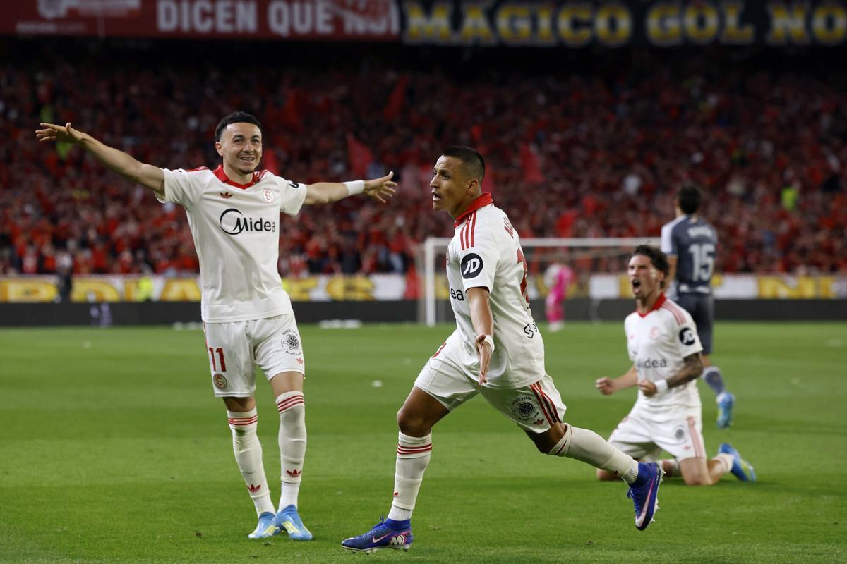 Alexis Sánchez celebra durante el partido de la jornada 34 de LaLiga EA Sports que el Sevilla FC y la Real Sociedad disputan este lunes en el estadio Ramón Sánchez-Pizjuán