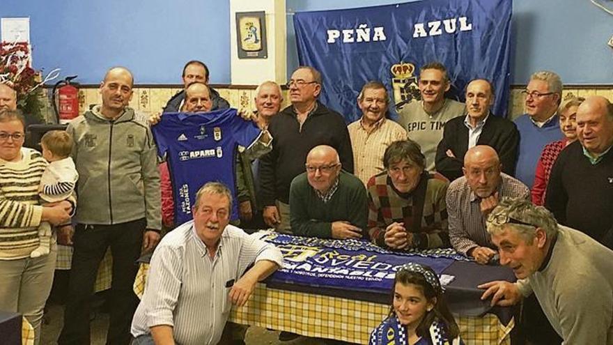 Los asistentes al segundo aniversario de la peña azul Tazones, el pasado viernes en la fiesta.