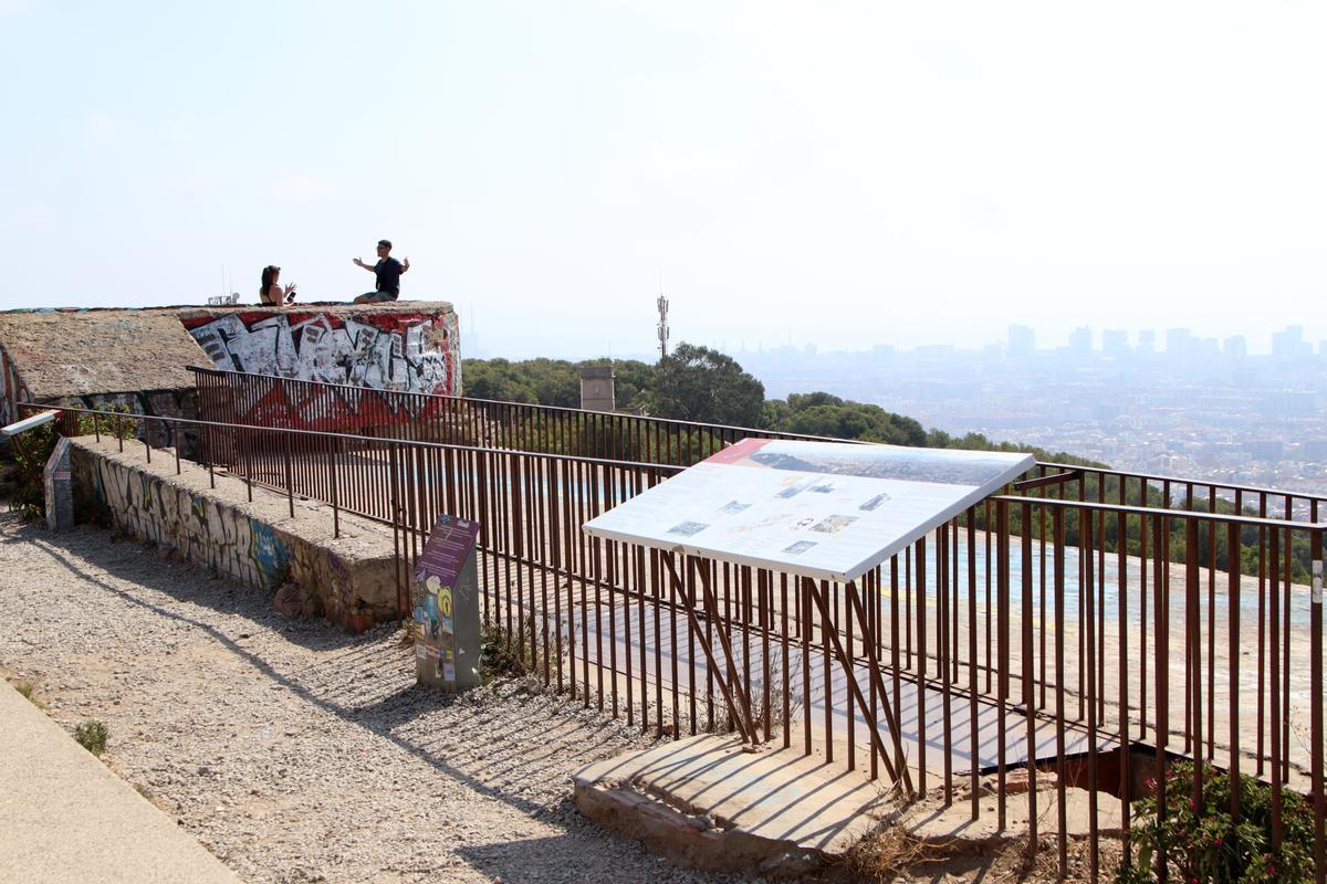 El Turó de la Rovira denuncia que la masificación turística colapsa los buses del barrio