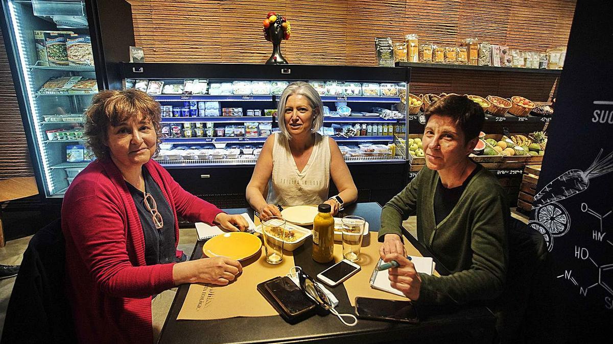 Les responsables de Biodrissa, Núria Martínez, Isabel Ginés i Sílvia Torres, a la botiga de Girona.  | MARC MARTÍ