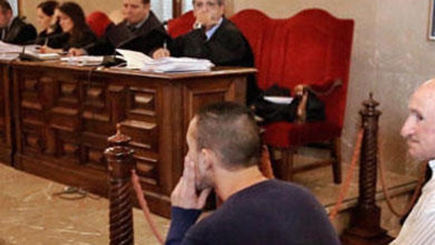 El hijo y el marido de la mujer asesinada en Palma en febrero de 2013 durante el juicio.