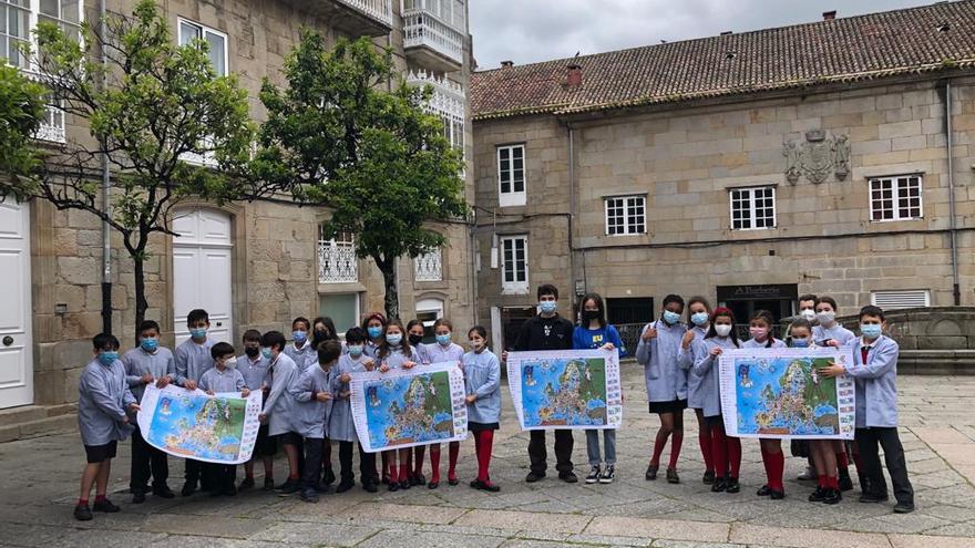 Los alumos del IES Valle Inclán con los escolares del CEIP San Xosé, en la plaza del Teucro/ FdV