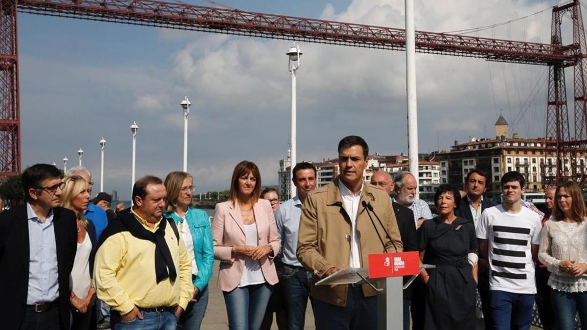 El secretario general del PSOE, Pedro Sánchez, durante un acto electoral este jueves en Portugalete.