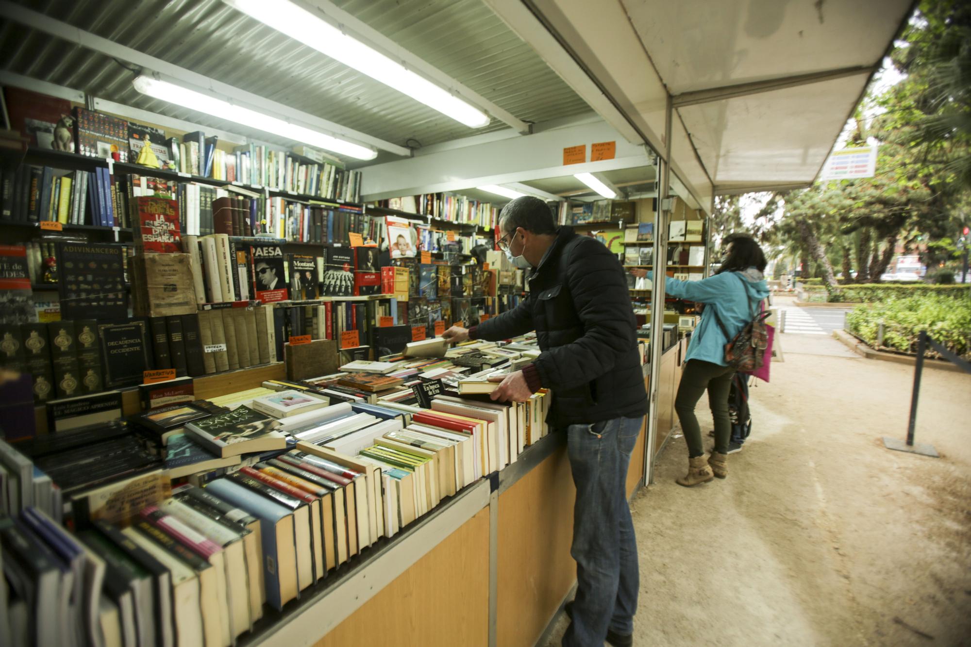 Un hombre mira un libro en la Feria del libro antiguo y de ocasión