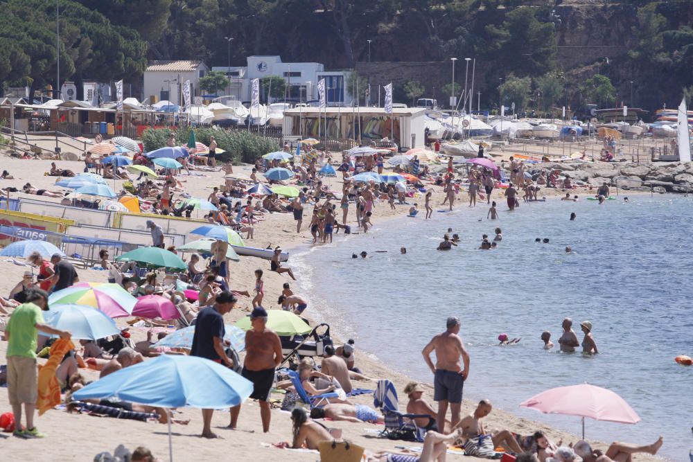 L'onada de calor omple les platges gironines