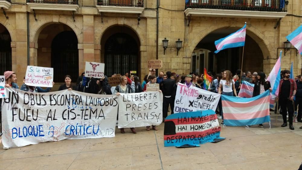 Atacan al autobús de HazteOir en Pola de Lena y lo persiguen hasta Oviedo