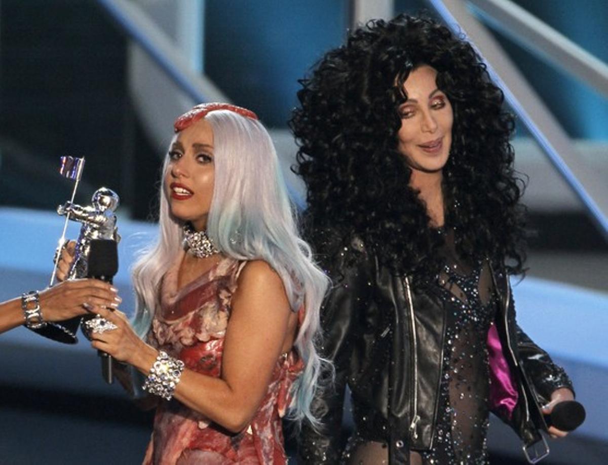 Lady Gaga sostiene su premio por ’Bad romance’, con su vestido de carne, en los premios MTV en Los Ángeles en el 2010.