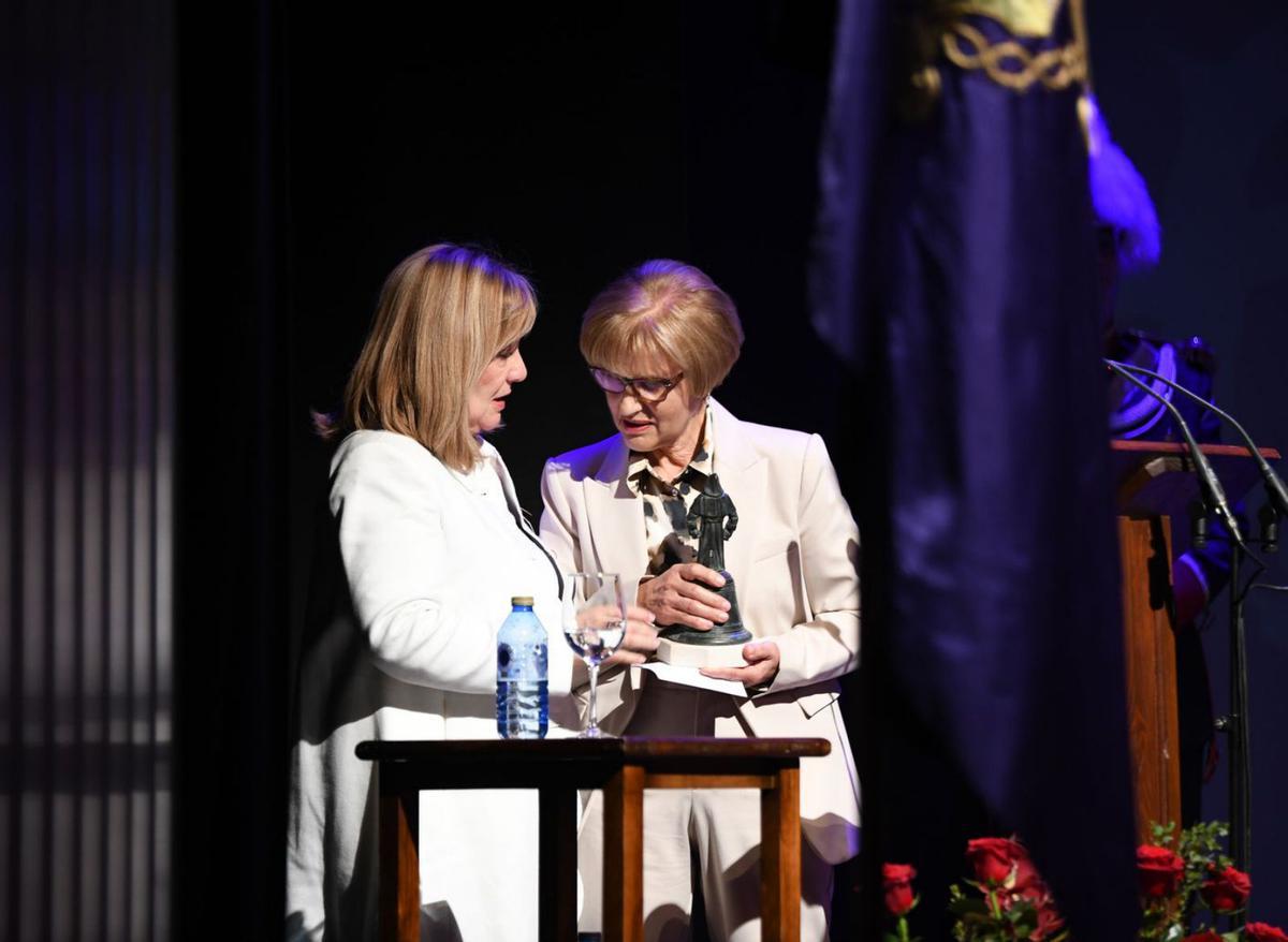 Trinidad Roncero Martín (derecha) recibe el Barandales de Honor de manos de Isabel García. | Miguel Ángel Lorenzo