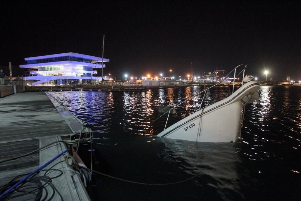 Un barco se incendia en la Marina de València