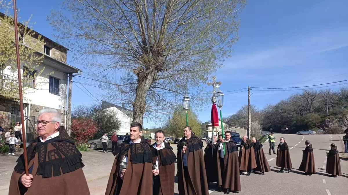"La Carrera" marca el Jueves Santo de Bercianos, "vestido" de capas pardas