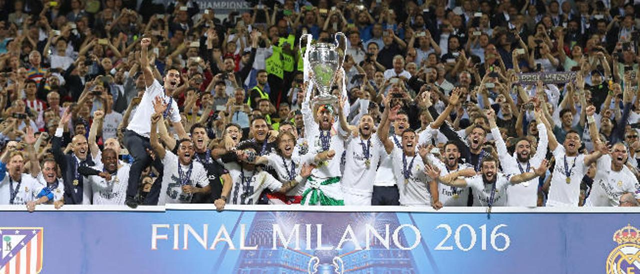 La plantilla del Real Madrid, con Sergio Ramos al frente -en el centro-, recoge el trofeo que lo acredita como vencedor de la Liga de Campeones en 2016.