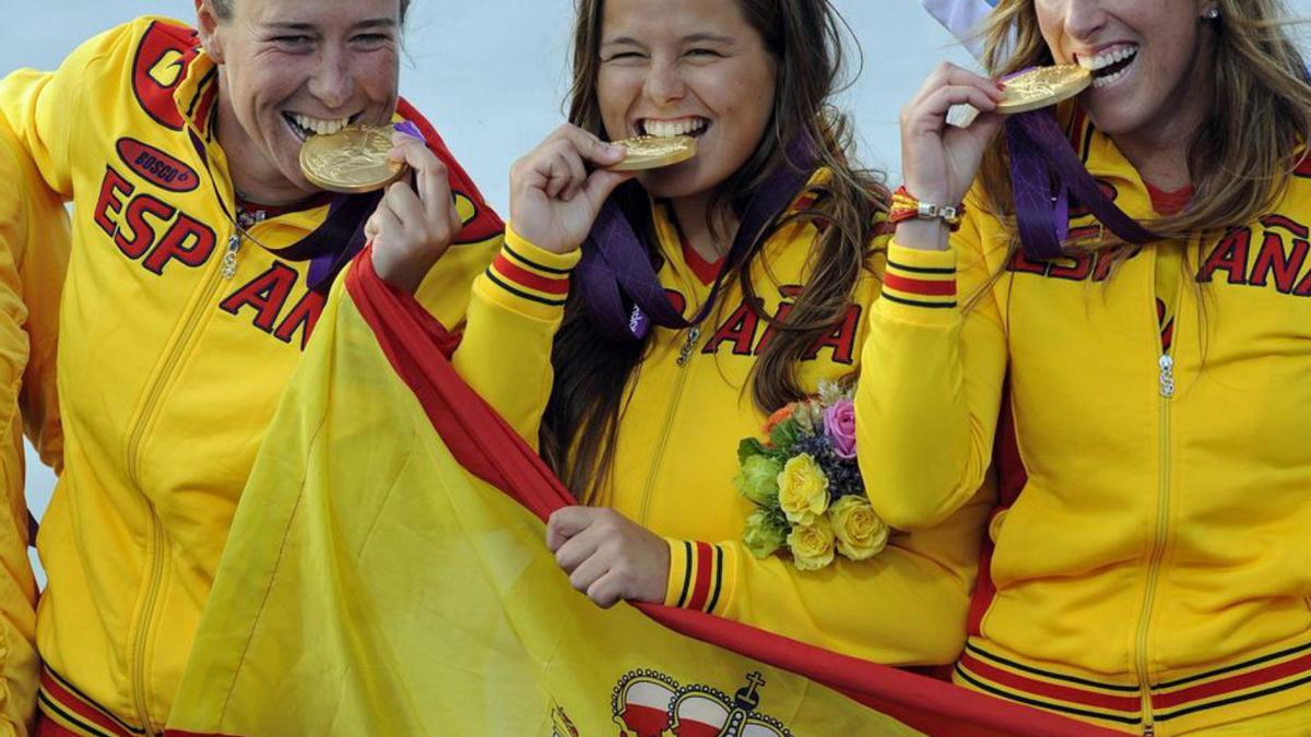 Sofía Tora, entre Támara Echegoyen y Ángela Pumariega.