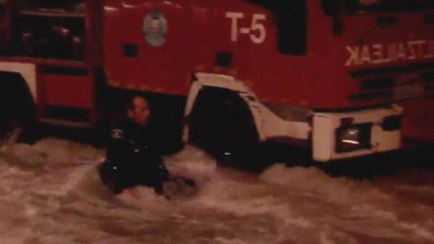 La fuerza del mar complica la noche en A Coruña y San Sebastián