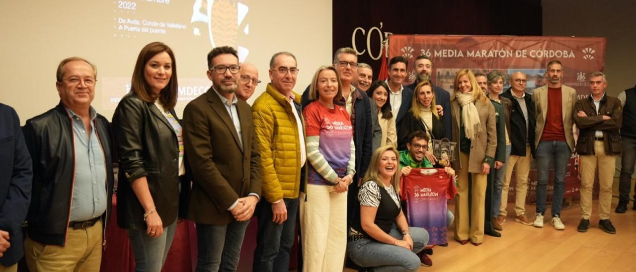 Foto de familia de la presentación de la Media Maratón de Córdoba.