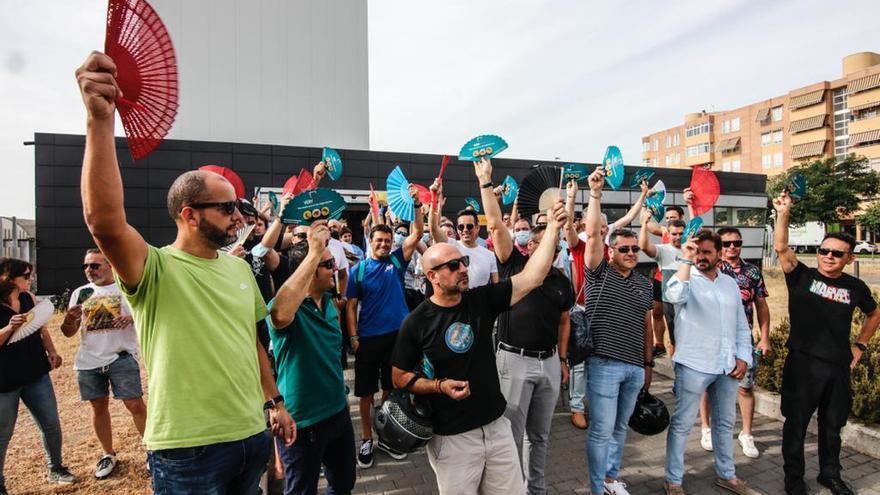 Trabajadores ayer con sus abanicos, protestando a las puertas de la comisaría de la Policía Nacional.