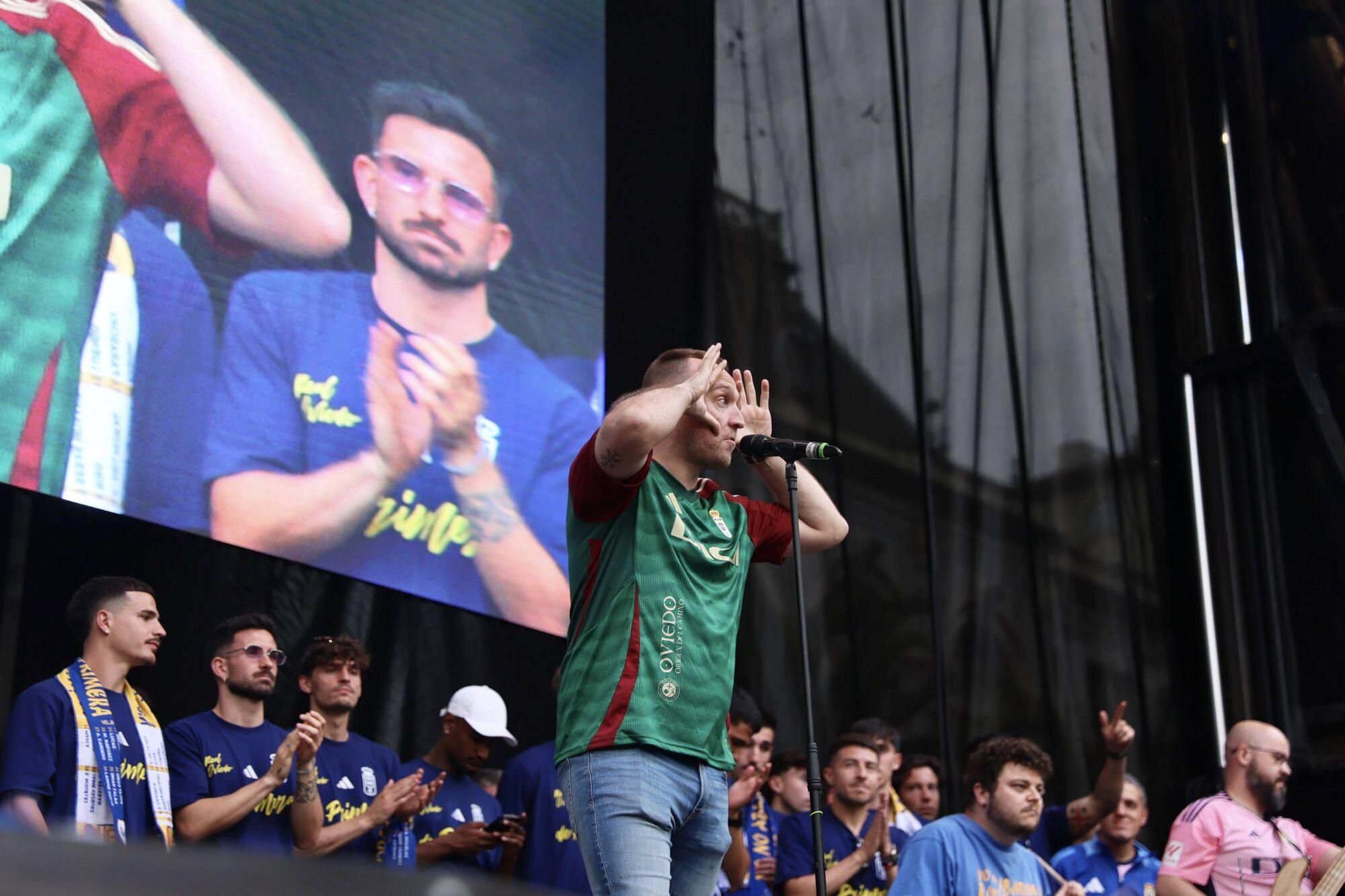 Locura azul en las calles de Oviedo para celebrar el ascenso del equipo a Primera División