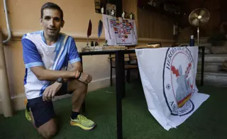 El madrileño Alfonso León y su peregrinación contra el olvido: recorrerá el Camino Primitivo en apoyo a la lucha contra el alzhéimer