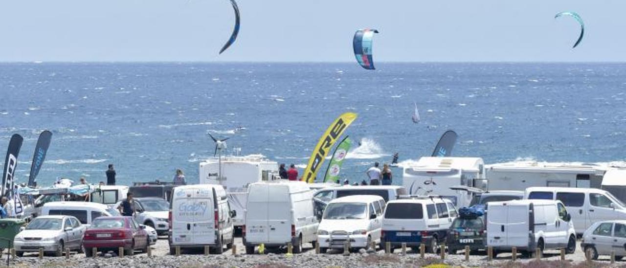 Varios competidores navegan durante el campeonato de kiteboarding que se celebró en junio de 2019 | | ANDRÉS CRUZ