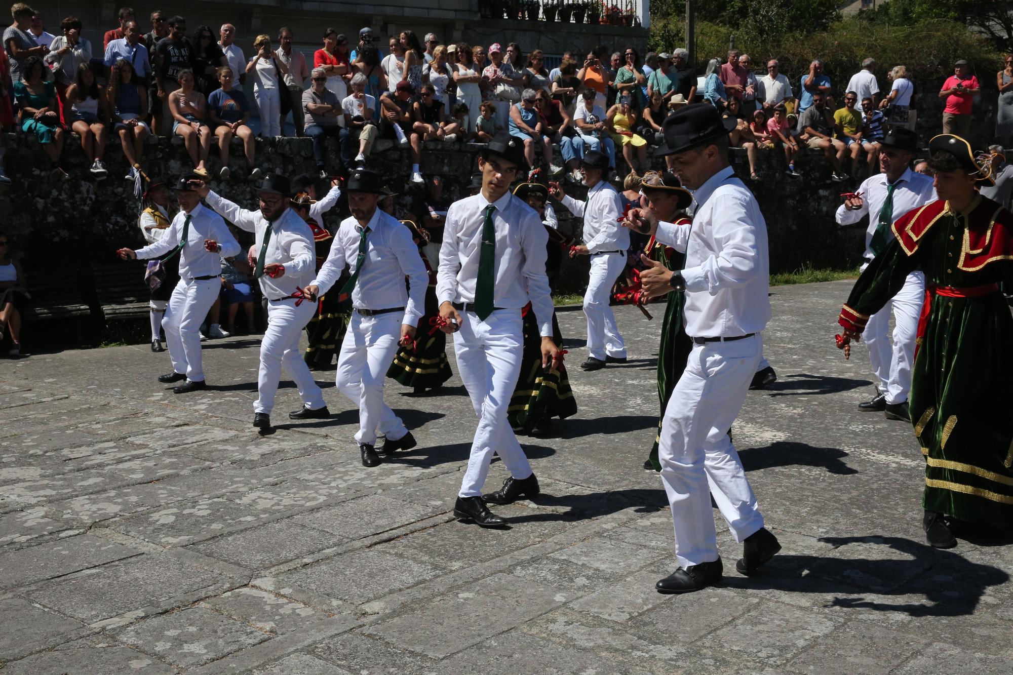 La procesión y la danza de San Roque de O Hío en imágenes (II)