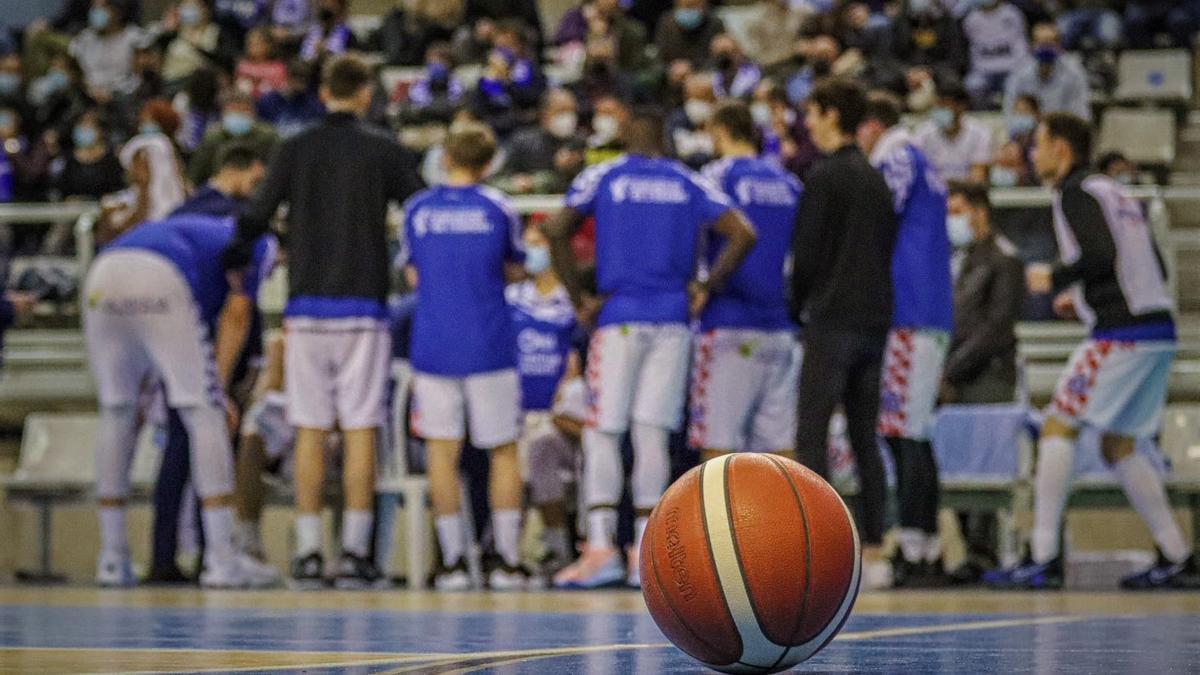 Tiempo muerto solicitado por Gonzalo García de Vitoria en el Pedro Ferrándiz durante un partido de LEB Oro.