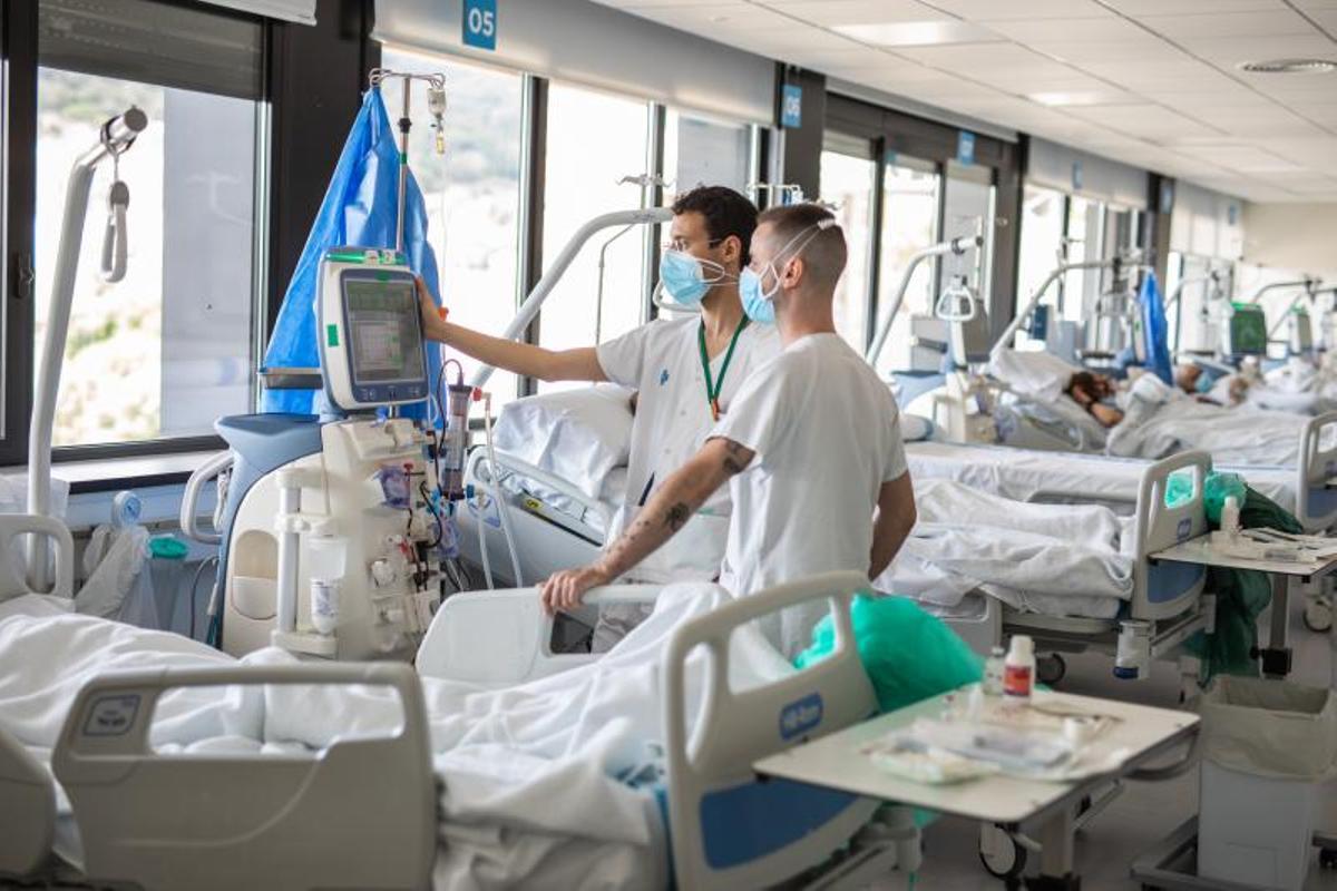 Enfermeros en una sala de dialisis del hospital Vall d'Hebron.