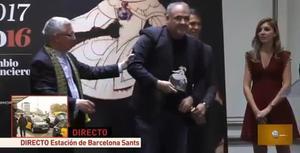 Arribat el moment de dedicar el premi Cambio 16 a la seva dona, no ha pogut contenir les llàgrimes.