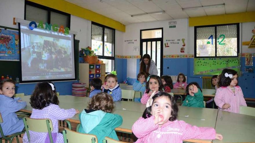 Alumnos de 3 años de A Rúa reciben por vídeo las preguntas de sus compañeros de Toledo. // G.N.