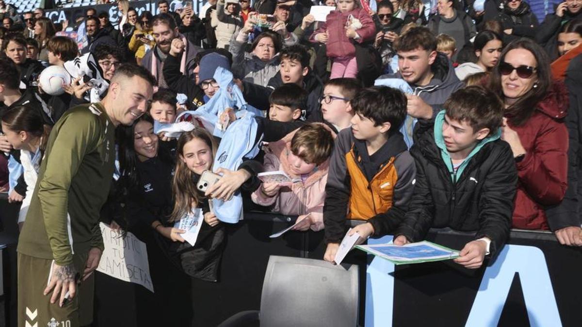 Aspas se fotografía con aficionados enel último entrenamiento del Celta.