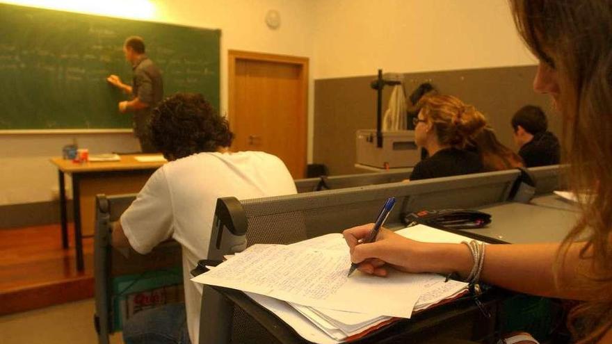 Varios alumnos asisten a clase en una facultad coruñesa.