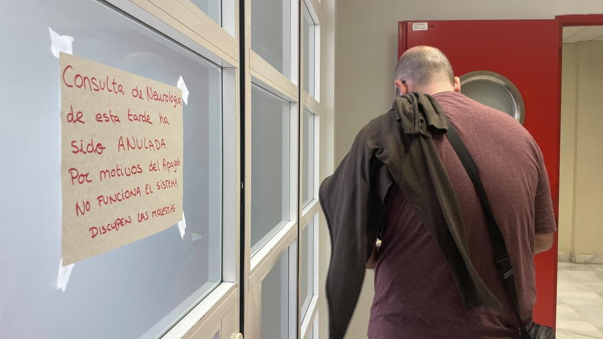 Cartel que informa de la anulación de citas por el apagón en el Hospital General de Alicante