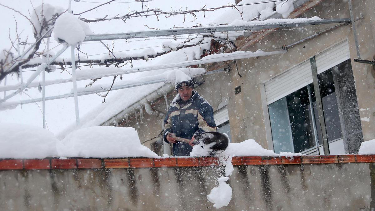 La nieve impide salir de casa en los pueblos del interior de la C. Valenciana