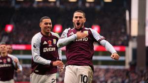 Buendía celebra el gol del Aston