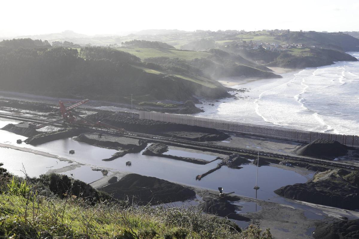 Terrenos del Alto de Aboño, al otro lado de la ría, con la explanada portuaria de Aboño en primer término.