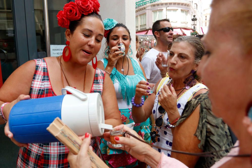 La Feria de Málaga cumple una semana de fiesta. Este miércoles, a pesar de los cielos encapotados y la sensación de bochorno, miles de personas se divierten por las calle del Centro Histórico de Málaga, en un ambiente quizá algo más desahogado de gente que otros días