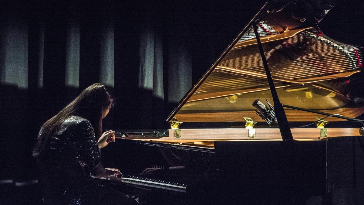 La pianista i matemàtica Laura Farré Rozada durant un concert