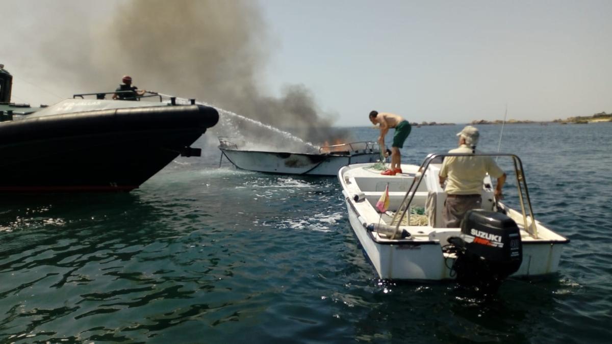 El incendio de una embarcación en aguas de San Vicente de O Grove, hace dos años.