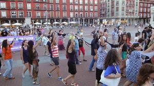 Cadena de sostenidors a Valladolid durant la manifestació per demanar la dimissió de l’alcalde. 