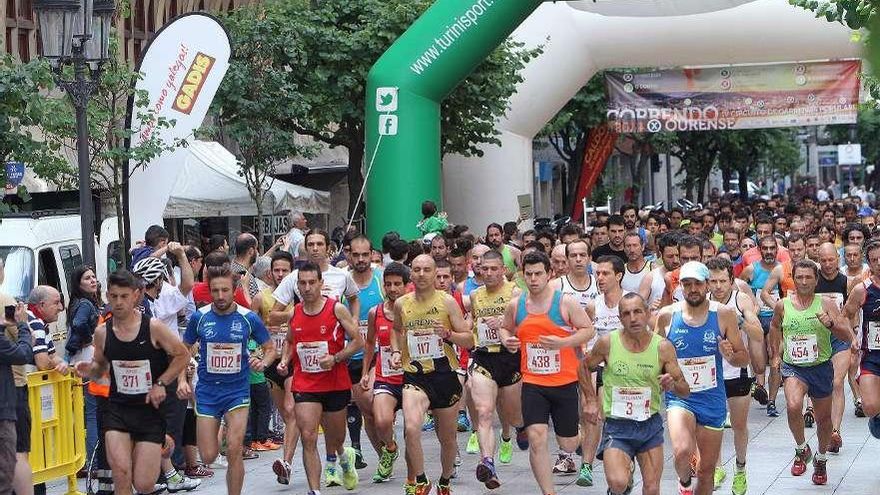 Los corredores de la categoría sénior toman la salida en la calle del Paseo.