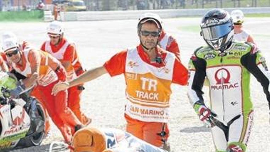 La desgracia noquea a Pedrosa: avería y caída