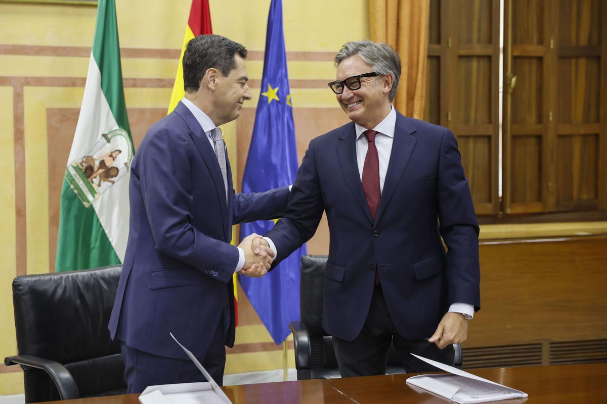 El candidato a la investidura y líder de los populares andaluces, Juanma Moreno, y el líder de Vox en la comunidad, Manuel Gavira, durante la firma del "acuerdo de gobierno y estabilidad", este jueves en el parlamento andaluz. EFE/ José Manuel Vidal